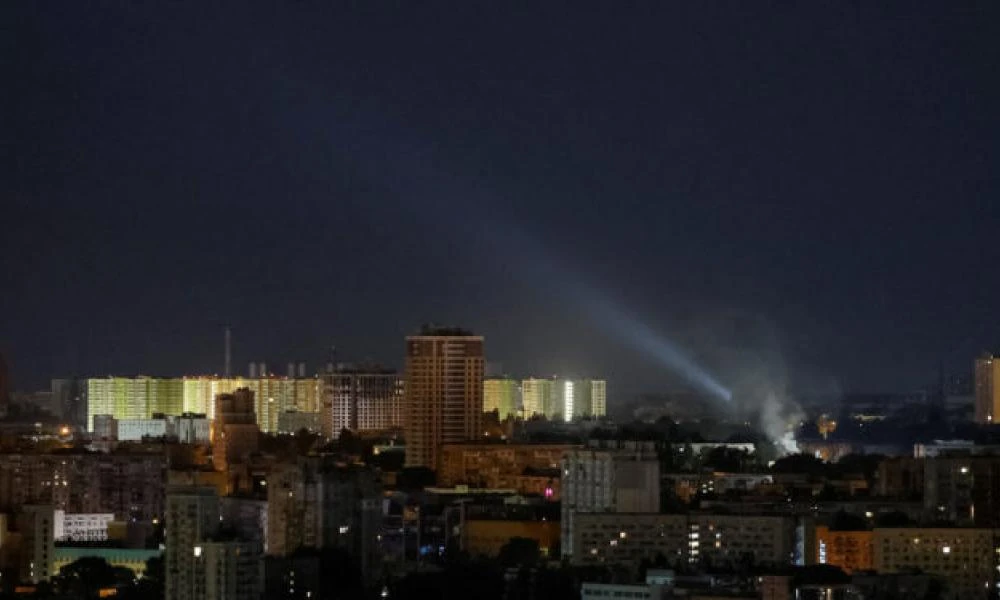 Ρωσικό μη επανδρωμένο αεροσκάφος χτύπησε πολυκατοικία στο Κίεβο - Πυρκαγιά και ζημιές σε διαμερίσματα